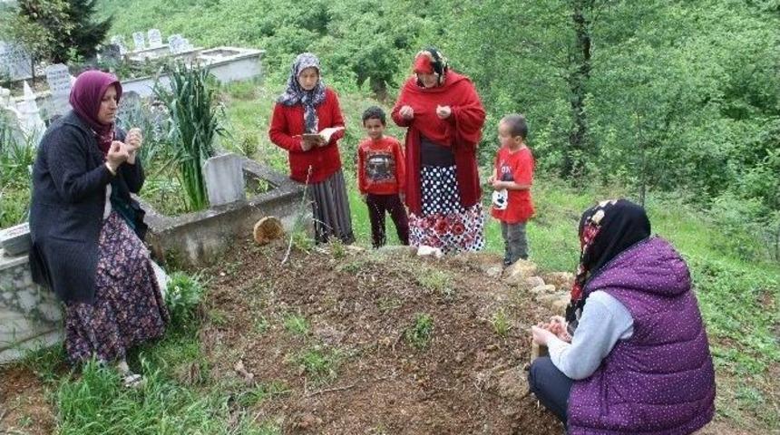 Mezar Başında Anneler G&uuml;n&uuml;