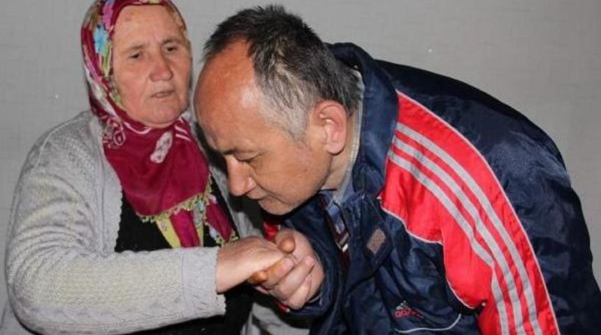 10 Yıl &Ouml;nce Anneler G&uuml;n&uuml;'nde Kaybolan Oğlunun D&ouml;nmesini Bekliyor