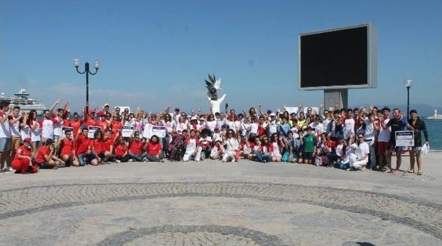 Kuşadası Sahilinde Temizlik Etkinliği