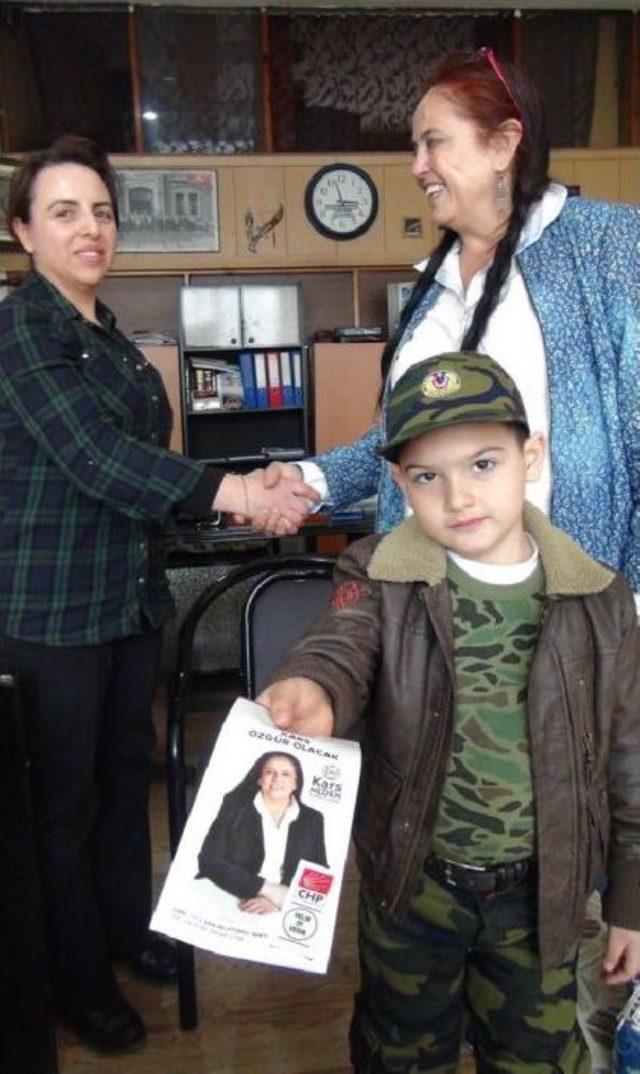 Vekil Adayı Anne, 5 Yaşındaki Oğluyla Oy Istiyor