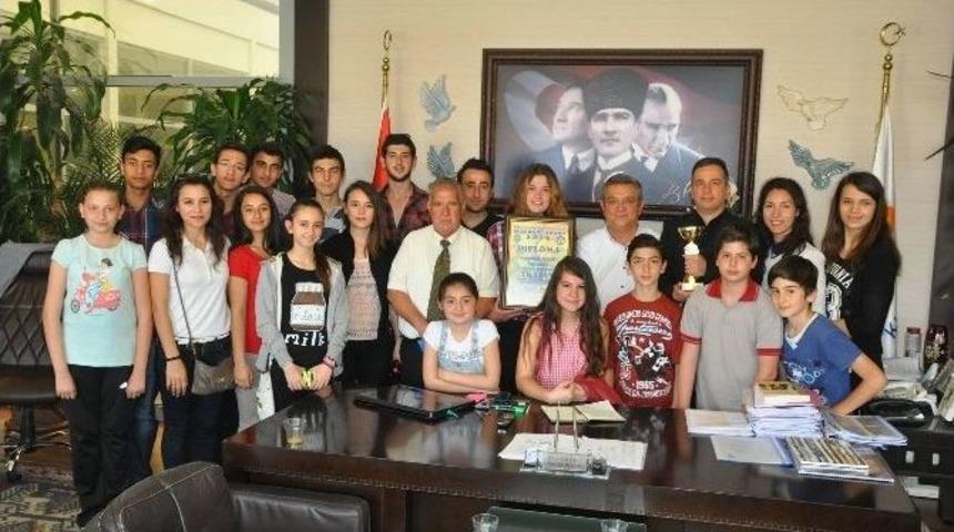 Kuşadası Folklor Ekibinden B&uuml;y&uuml;k Başarı