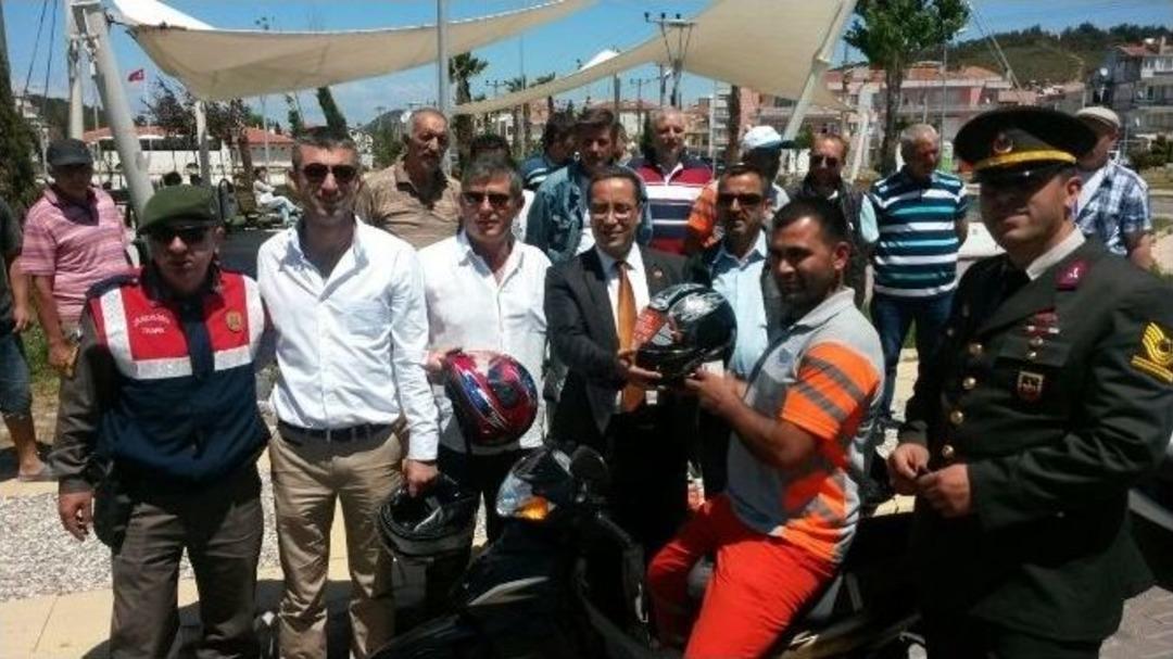 Motosiklet S&uuml;r&uuml;c&uuml;lerine 100 Adet Kask Dağıtıldı