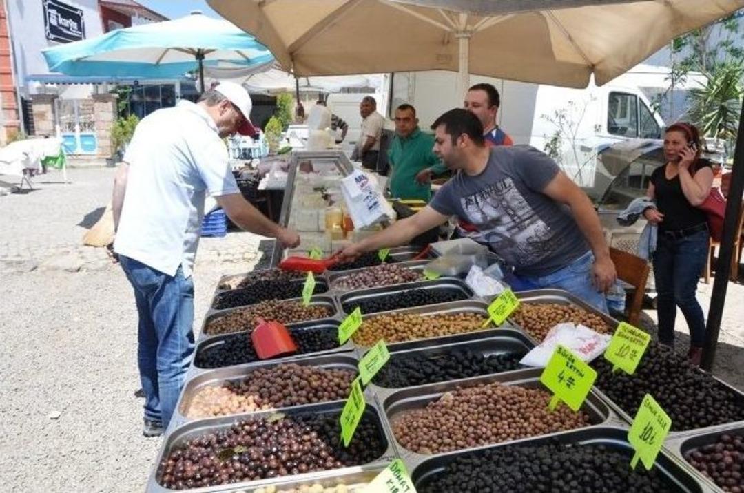 Belediye Başkanı Rahmi Gen&ccedil;er, &Ccedil;arşı Pazarda