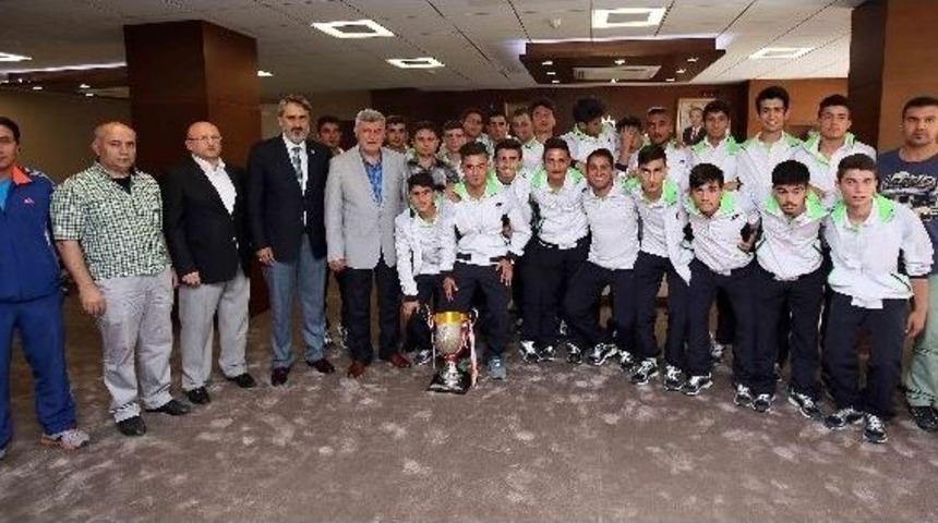 Başkan Karaosmanoğlu, Futbolcuları Ağırladı