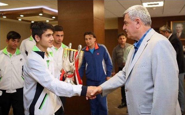 Başkan Karaosmanoğlu, Futbolcuları Ağırladı