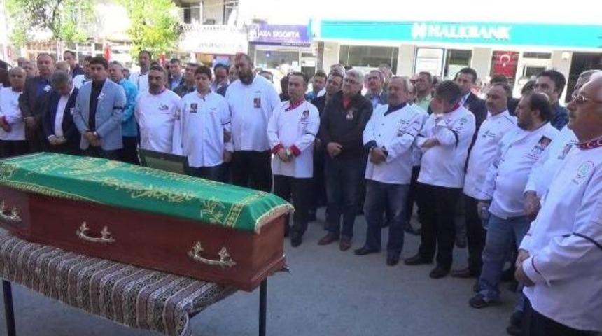 &Uuml;nl&uuml; Aş&ccedil;ıyı Son Yolculuğuna Meslektaşları Uğurladı