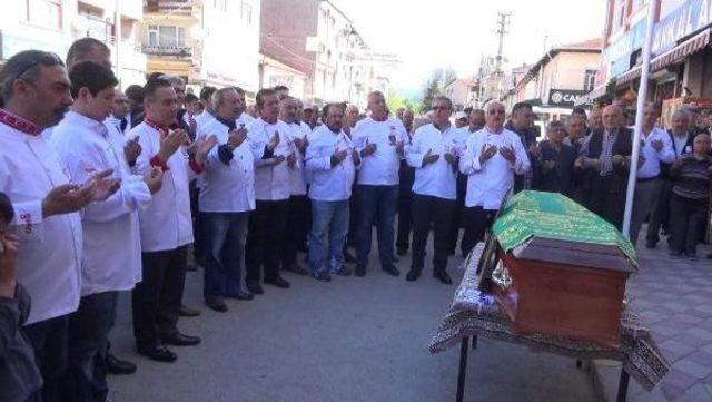 &Uuml;nl&uuml; Aş&ccedil;ıyı Son Yolculuğuna Meslektaşları Uğurladı 1