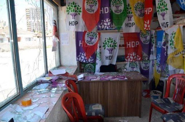 Kayseri'de Hdp Seçim Bürosuna Taşlı Saldırı