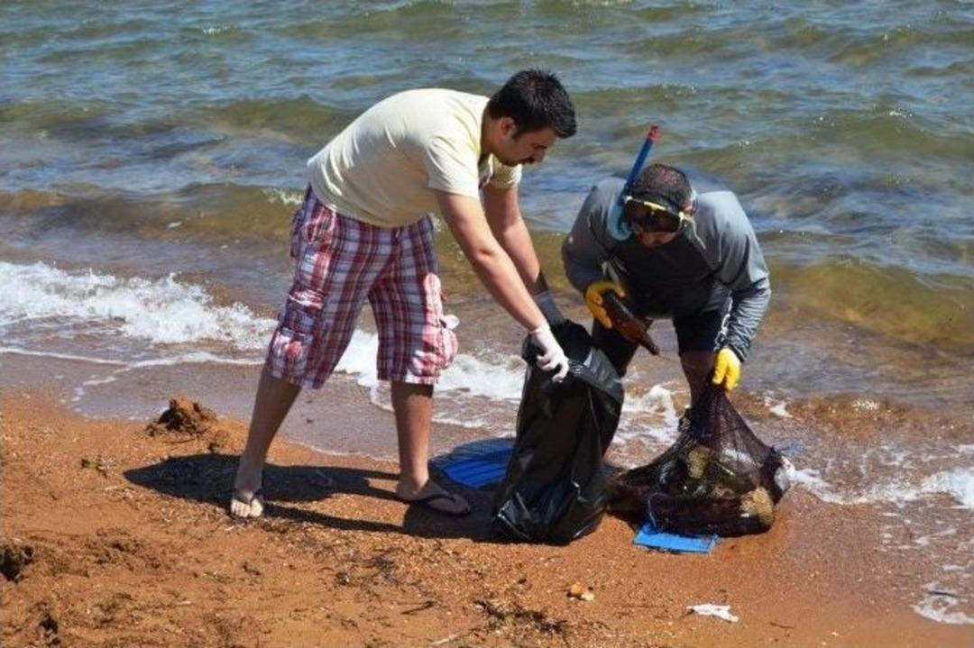 Ayvalık&rsquo;ta &Ccedil;evrecilerden Kıyı Temizliği