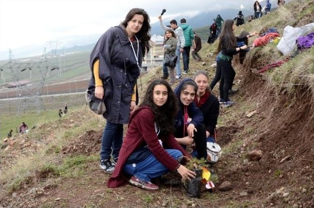 Paland&ouml;ken Belediyesi İle Kent Konseyi Gen&ccedil;leri Anneleri İ&ccedil;in Fidan Dikti