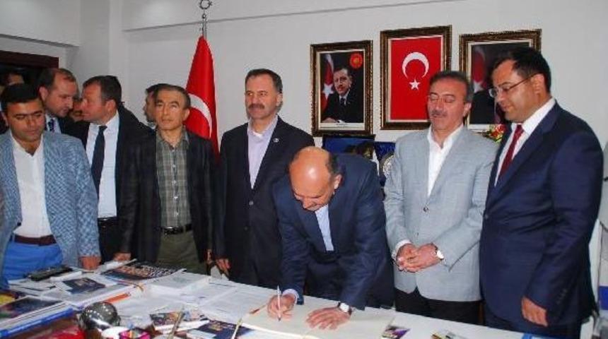 M&uuml;ezzinoğlu: Milletin Iradesiyle Ilgili Kazılan &Ccedil;ukurlara, &Ccedil;ukuru Kazanlar D&uuml;ş&uuml;yor