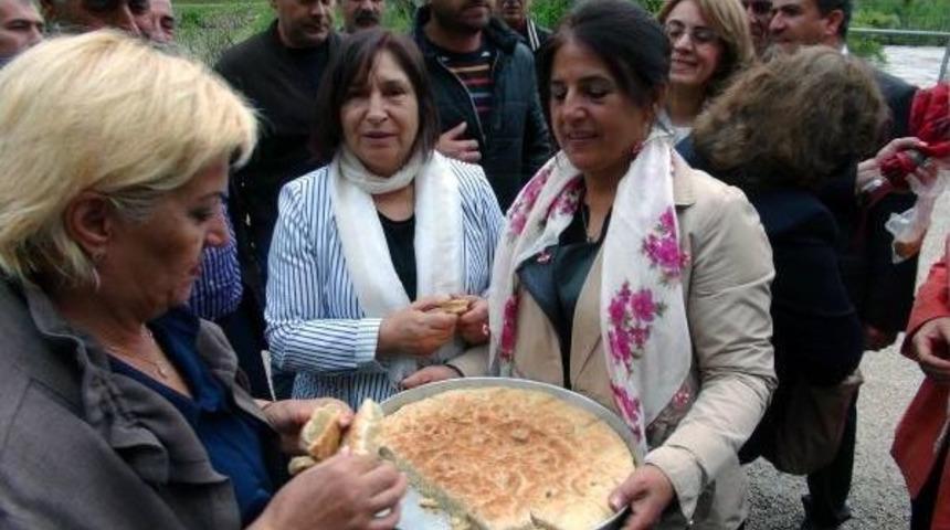 Selvi Kılı&ccedil;daroğlu, Anneler G&uuml;n&uuml;'nde Tunceli'deki Annesinin Mezarını Ziyaret Etti