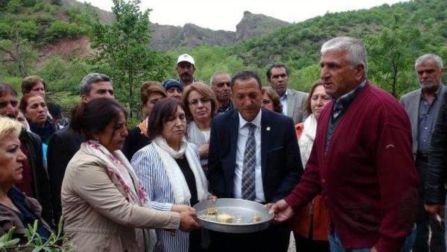 Selvi Kılıçdaroğlu, Anneler Günü'nde Tunceli'deki Annesinin Mezarını Ziyaret Etti