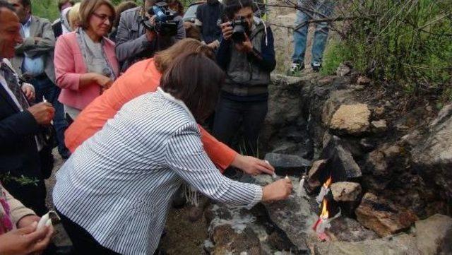 Selvi Kılıçdaroğlu, Anneler Günü'nde Tunceli'deki Annesinin Mezarını Ziyaret Etti