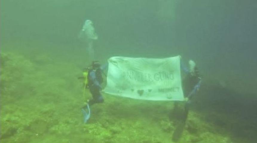 (&ouml;zel Haber) Polis Adayları Anneler G&uuml;n&uuml;n&uuml; Su Altında Kutladılar