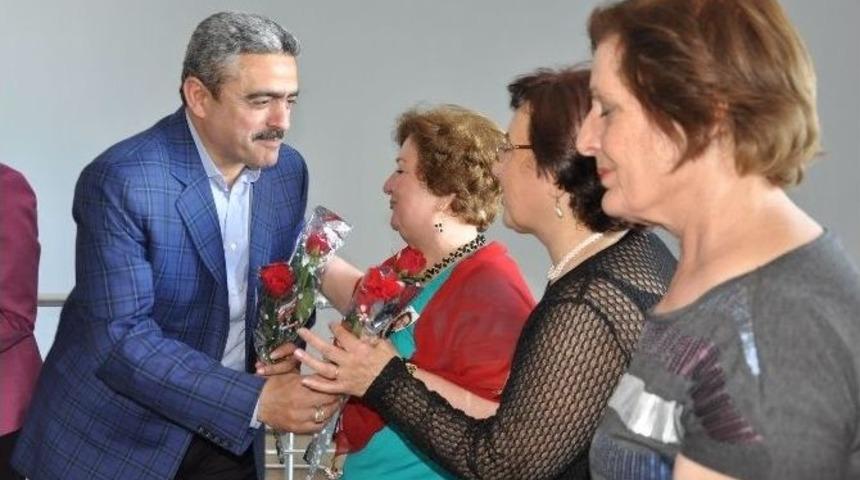 Alıcık, Anneler G&uuml;n&uuml;nde Anne Ve Anne Adaylarına G&uuml;l Hediye Etti