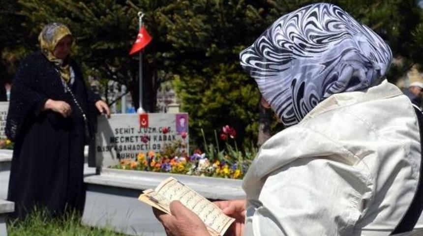Şehitlikte Buruk &lsquo;Anneler G&uuml;n&uuml;&rsquo; Kutlaması
