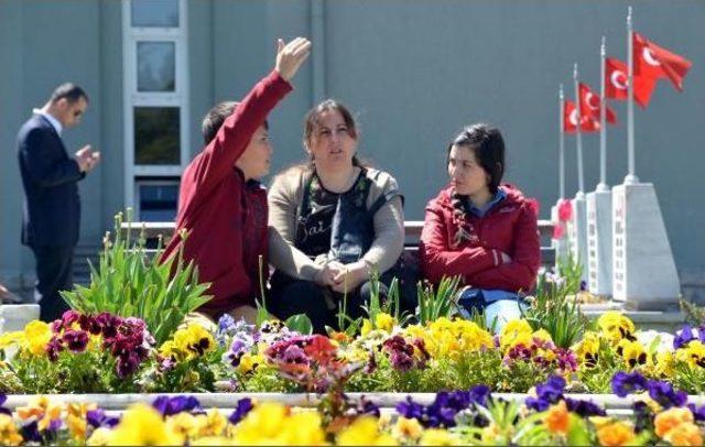 Şehitlikte Buruk &lsquo;Anneler G&uuml;n&uuml;&rsquo; Kutlaması 1