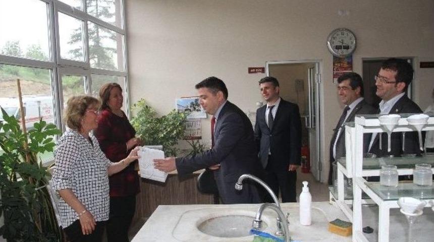 Bem-bir-sen, Anneler G&uuml;n&uuml;&rsquo;de Karanfil Dağıttı