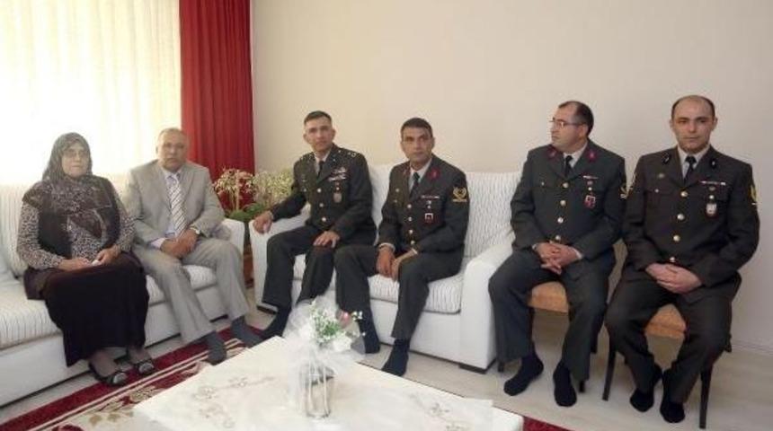 Genelkurmay'dan 'anneler G&uuml;n&uuml;' S&uuml;rprizi: Bursalı Anne 4 Asker Oğlu Ile Buluştu