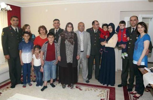 Genelkurmay dan  anneler G&uuml;n&uuml;  S&uuml;rprizi: Bursalı Anne 4 Asker Oğlu Ile Buluştu 3