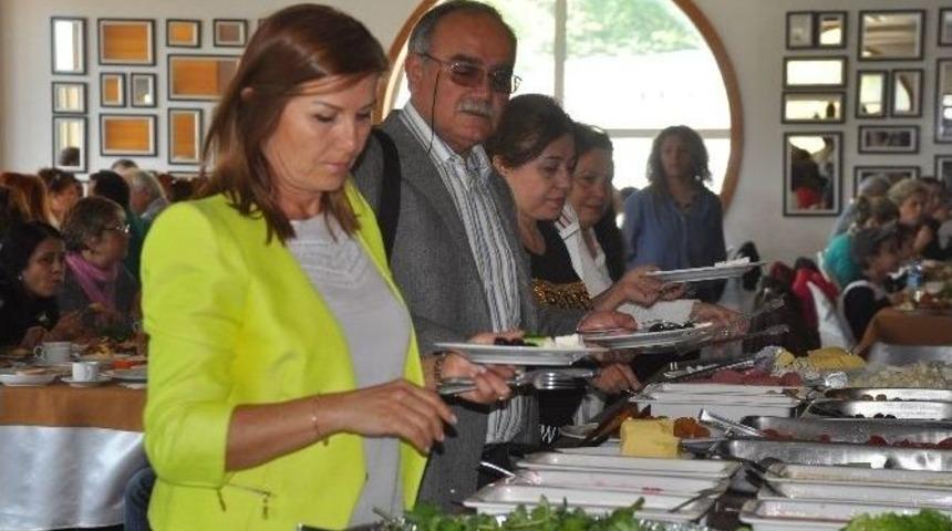 Anneler Kahvaltıda Bir Araya Geldi