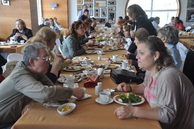 Anneler Kahvaltıda Bir Araya Geldi