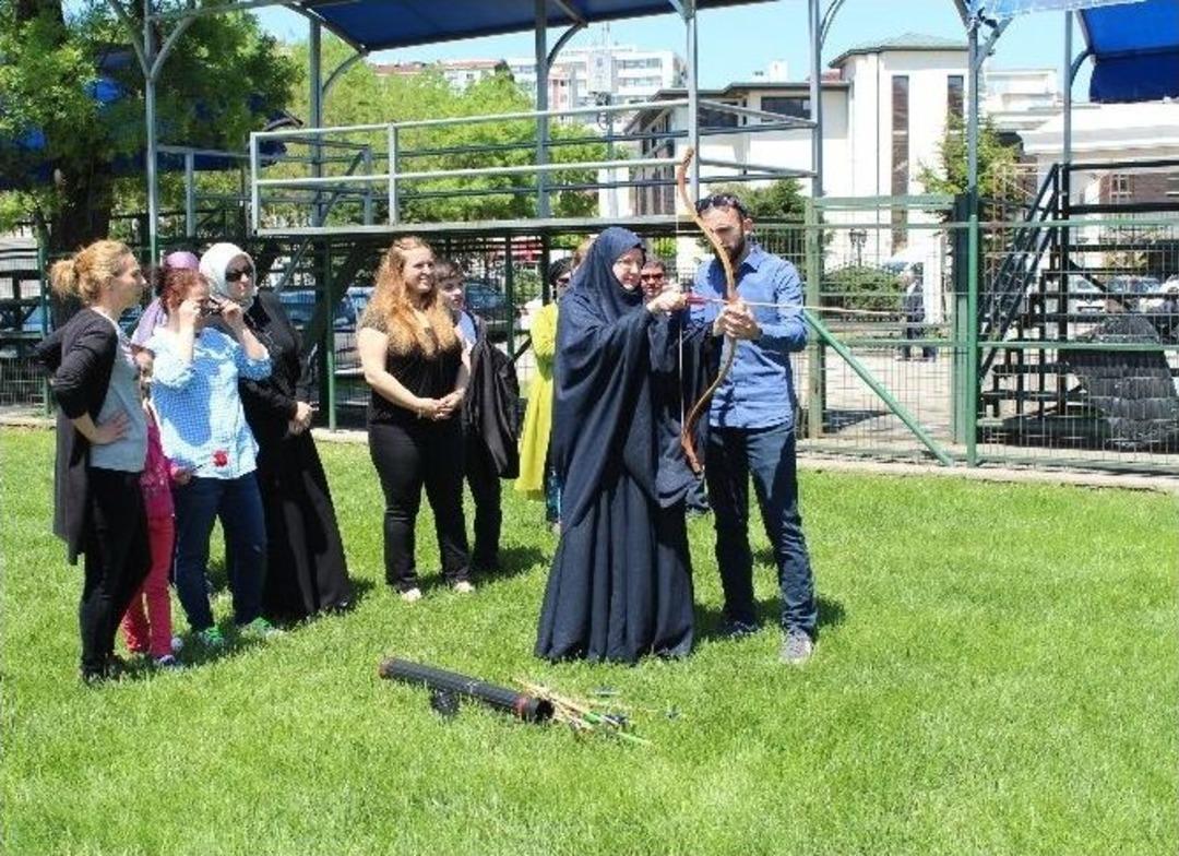 Anneler Ok Attı, Madalyaları &Ccedil;ocukları Taktı