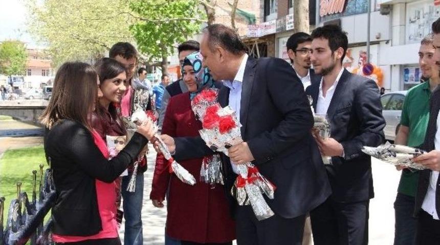 Tahsin Babaş&rsquo;tan Kadınlara, Karanfilli Kutlama