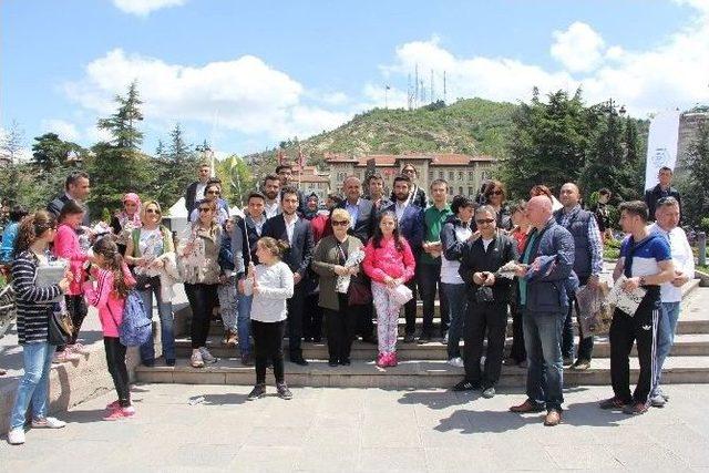 Tahsin Babaş’tan Kadınlara, Karanfilli Kutlama