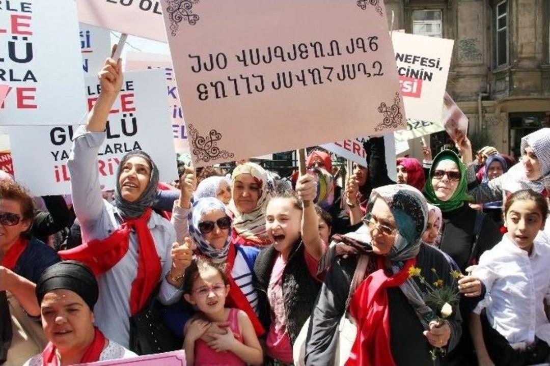 T&uuml;rkiye&rsquo;nin Anneleri İstiklal Caddesi&rsquo;nde Y&uuml;r&uuml;d&uuml;