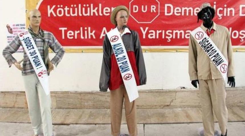 Anneler, Terlik Fırlatmada Yarıştı
