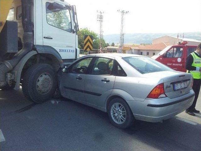 Kamyonun Altına Giren Otomobilden Yara Almadan Kurtuldu