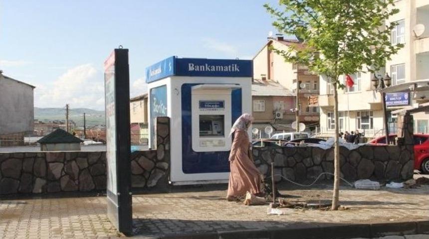 İş Bankası Gen&ccedil;&rsquo;e Bankamatik Kurdu