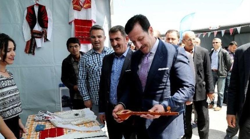 Uluslararası &Ouml;ğrencilerden Erdoğan Tok&rsquo;a Sevgi G&ouml;sterisi