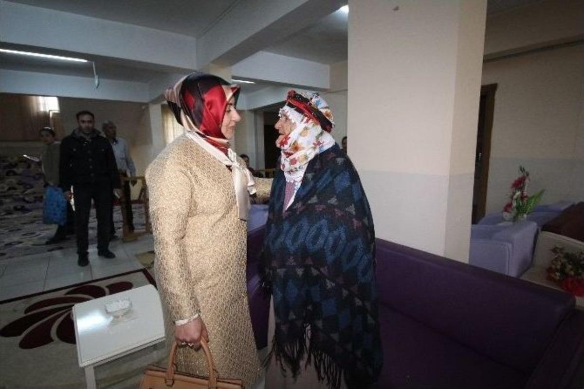 Tuba Işın Huzurevindeki Annelerin G&uuml;n&uuml;n&uuml; Kutladı