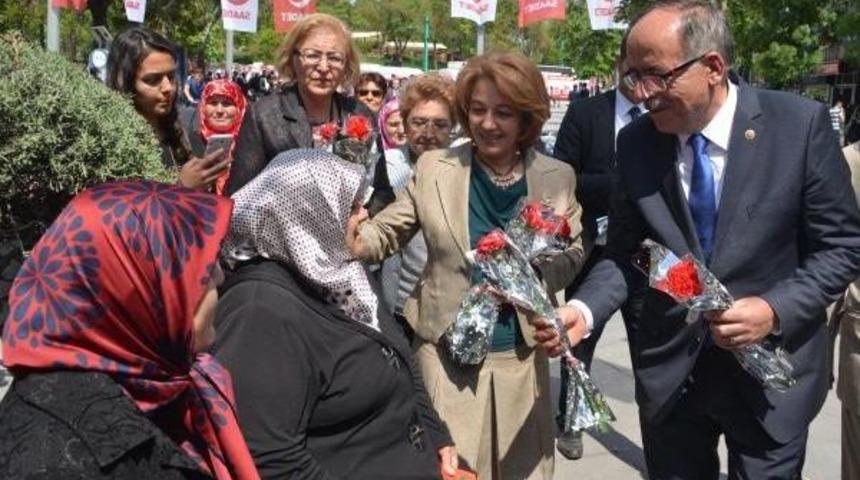 Siyaset&ccedil;iler, 'anneler G&uuml;n&uuml;'n&uuml; Unutmadı