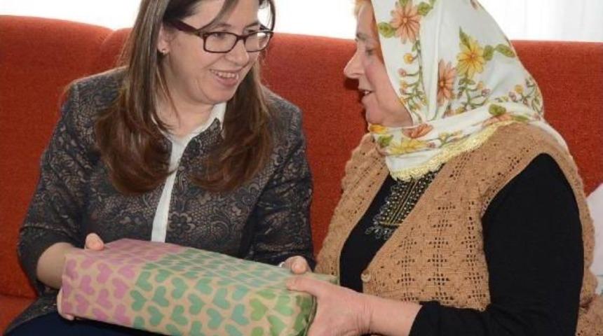 Sinop&rsquo;Un Kadın Valisi&rsquo;Nden 6 Kız &Ccedil;ocuk Annesine Ziyaret