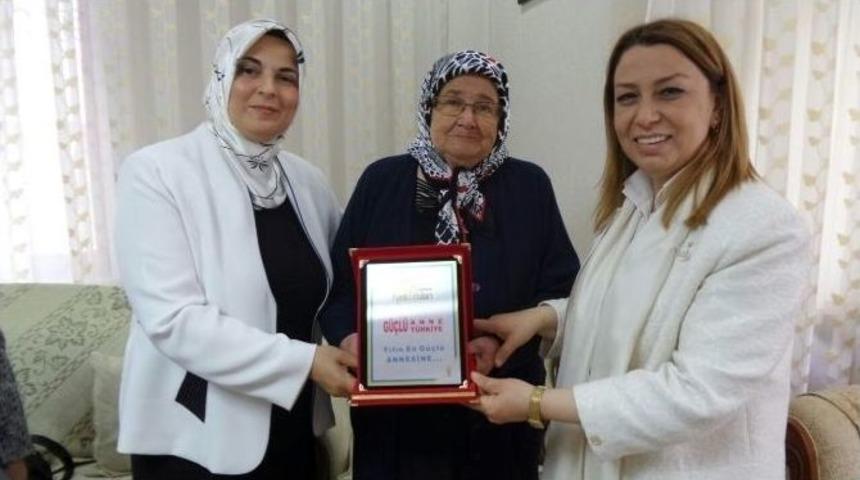 Hamido&rsquo;nun Eşi Yılın Annesi Se&ccedil;ildi