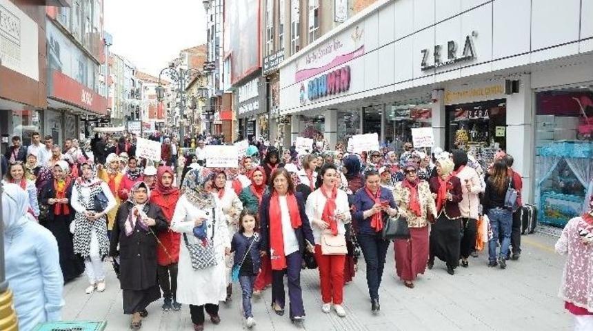 Ak Partili Kadınlardan Anneler G&uuml;n&uuml; Y&uuml;r&uuml;y&uuml;ş&uuml;