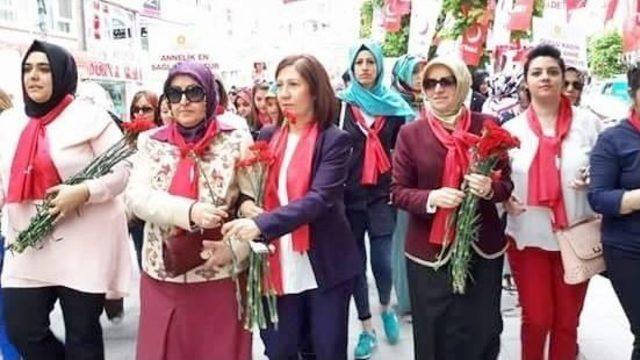 Ak Partili Kadınlardan Anneler G&uuml;n&uuml; Y&uuml;r&uuml;y&uuml;ş&uuml; 1