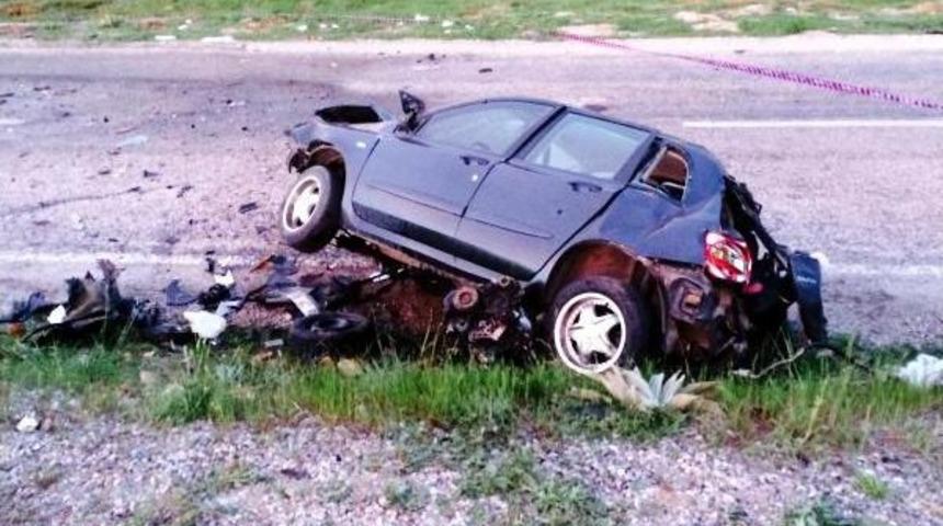 Otomobil Tır'a &Ccedil;arptı: 1 &Ouml;l&uuml;, 4 Yaralı