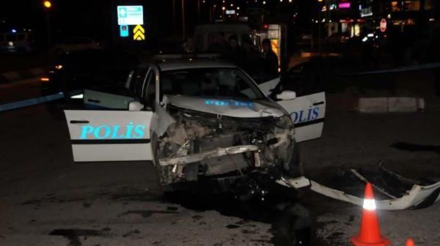 Polis Otosu Otomobille &Ccedil;arpıştı: 3 Yaralı