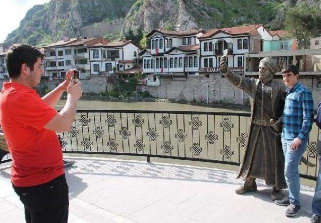 Selfie-Taking Ottoman Statue In Turkish Town Attracts Tourists, Raises Eyebrows