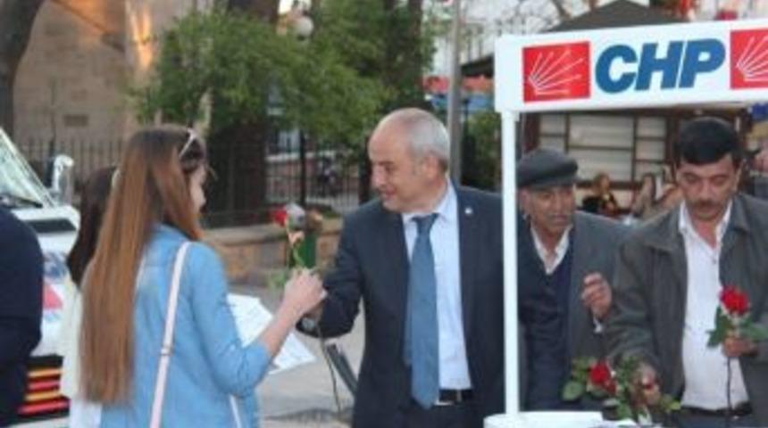 Fazıl Kasap Annelere Karanfil Dağıttı