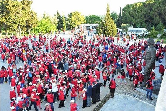 Öğrenciler Çanakkale’de Şehitlikleri Gezdi