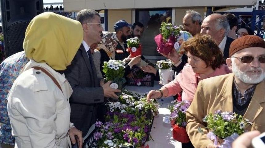 Üsküdar Belediyesi’nden Annelere Binlerce Çiçek