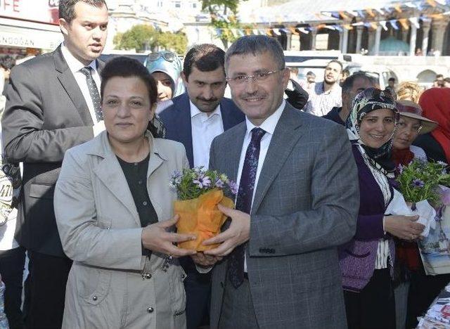 Üsküdar Belediyesi’nden Annelere Binlerce Çiçek