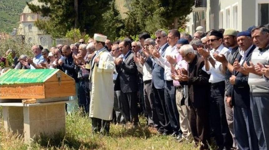 Balkız &Ouml;nce Cenazeye Ardından D&uuml;ğ&uuml;ne Katıldı