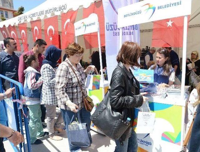 Menekşeler, ’çiçek Annelere’ Hediye Edildi